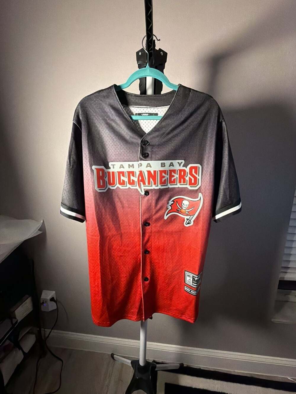 Pro Standard Tampa Bay Buccaneers NFL Jersey Size XL Red Black Gradient Button
